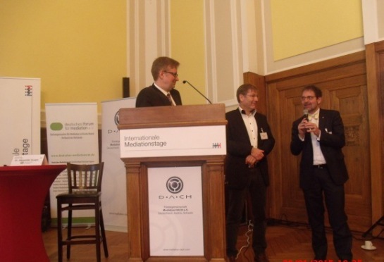 Dr. Gernot Barth und Dr. Stefan Kracht (am Microfon) und Dr. Thomas Lapp.